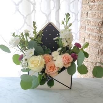 Send pretty roses in Winnipeg. Winnipeg Florist. Valley Flowers, your best florist in Winnipeg for long lasting flowers.